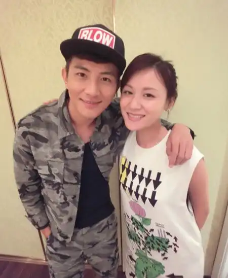 大左私密庆生照曝光与叶一茜献吻遭"袭胸"