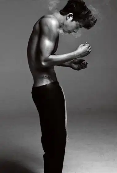 孔侑登《monster》帅气腹肌写真图片