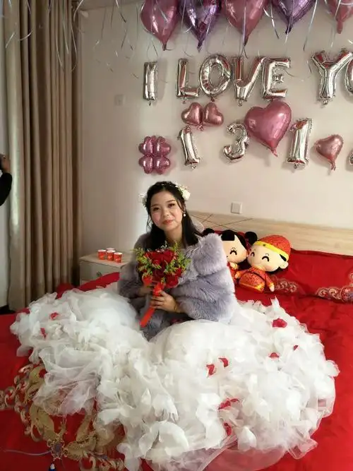 美美的姨妈坐在床上等待着她的那个他来迎接她