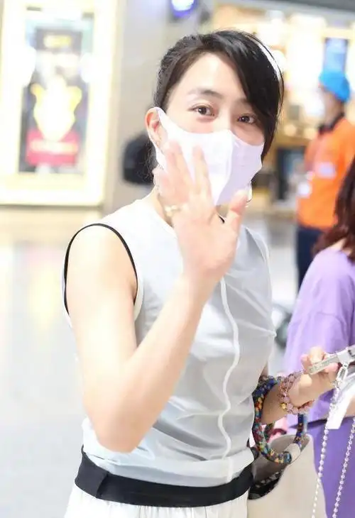 生图下的马苏完全没了精致感无袖衫暴露麒麟臂身材很有中年感