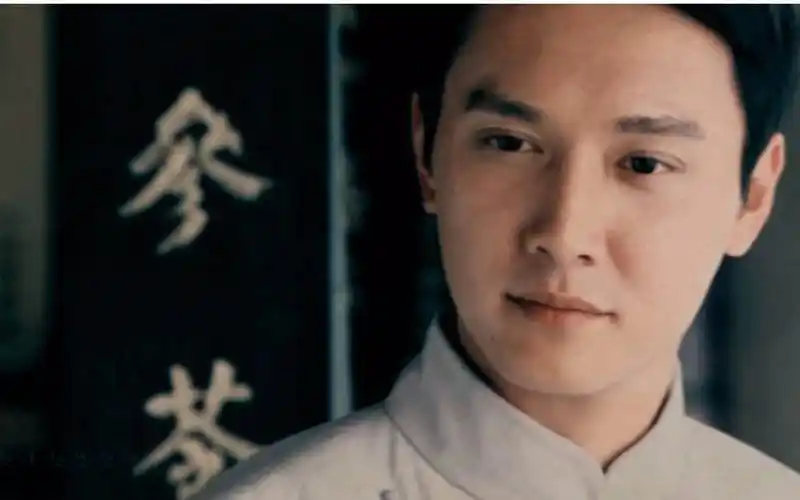 沈朝宗: 但冯绍峰其实又是一个因为颜值和花边而被低估了的演员,他有