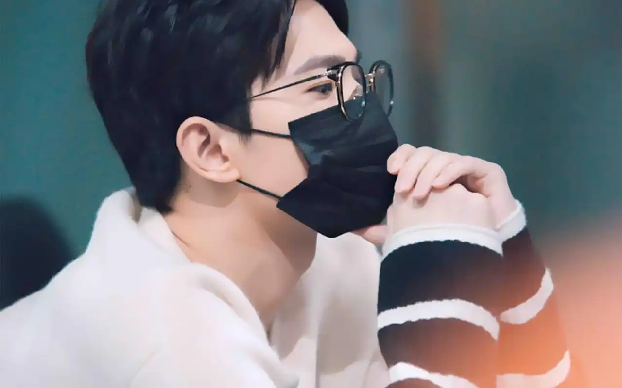 简单魅力杨洋个性壁纸_帅气迷人的杨洋