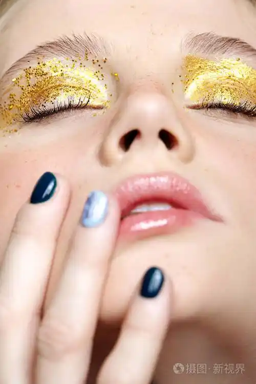 闭眼的人类女性面部特写镜头. 女人有着不寻常的闪光时尚脸美容妆. 有