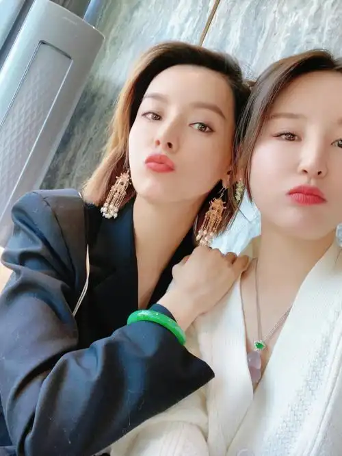 都说我闺蜜很像佟丽娅四个孩子的辣妈