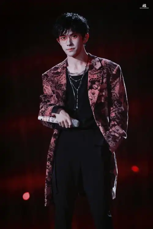 易烊千玺二三逢时戢鳞风起##易烊千玺 限定玫瑰