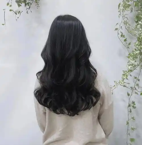 中长发,烫起波浪卷来竟是如此的好看.