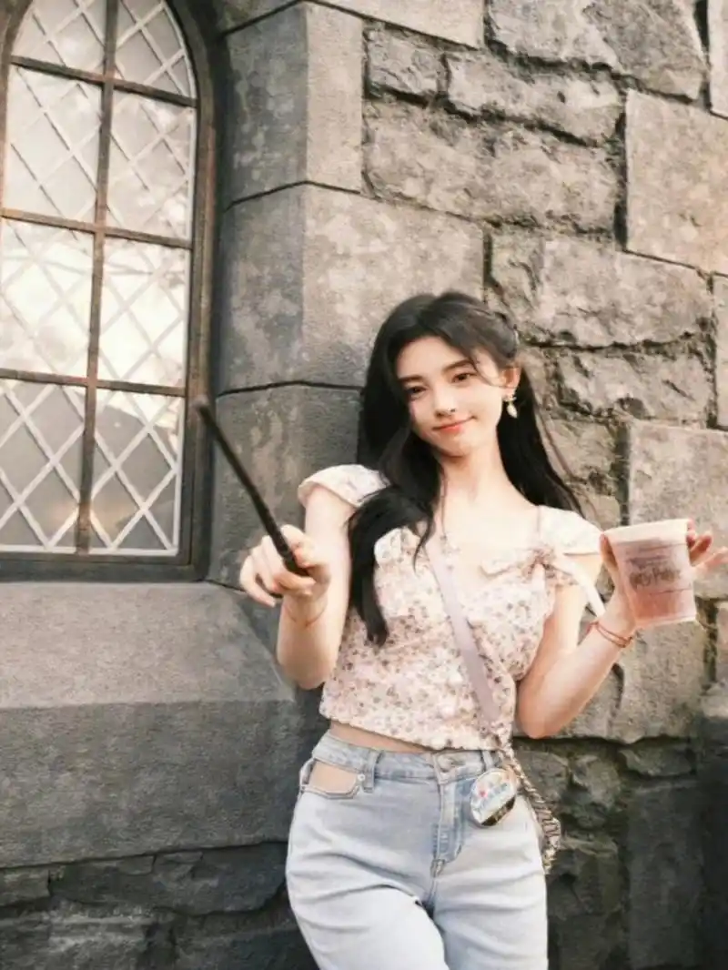 还那么会穿～不会穿搭的姐妹们都可以跟着鞠婧祎学穿搭哟