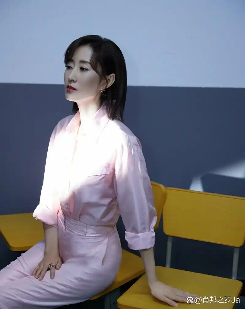 78刘敏涛身穿白色西装亮相,知性优雅尽显女王风范!