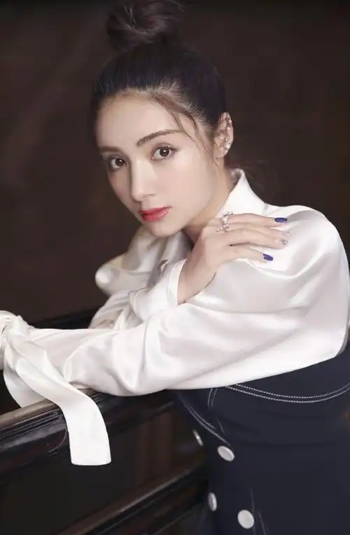 麦迪娜靓丽的外表,独有的魅力成为影视界一颗耀眼的"呆萌小妖"