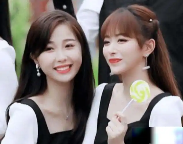 孔雪儿上台作自我介绍,谁留意虞书欣的表情动作?姐妹感情太真实