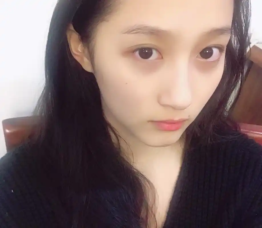 《关晓彤晒素颜照,皮肤超好,这样的颜你们羡慕吗?》