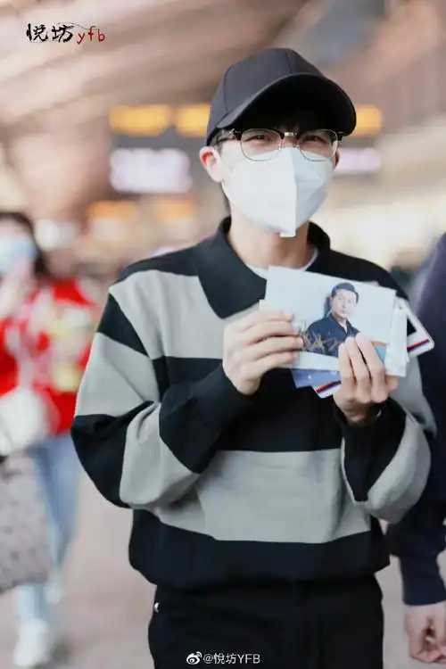 周深机场签名被反送张颂文签名照#周深机场图96戴眼镜的深深真狄膊