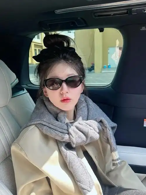 赵露思丸子头墨镜晒太阳