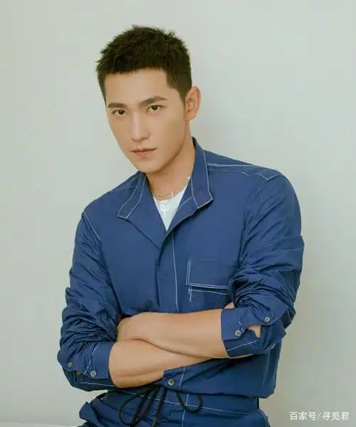 杨洋新造型也太a了吧寸头短发蓝色工装服真是英气有型