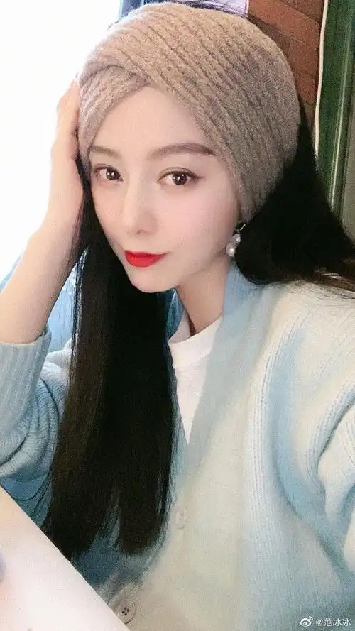 范冰冰戴宽发带修饰长发 怼脸自拍水滴形耳坠惹眼