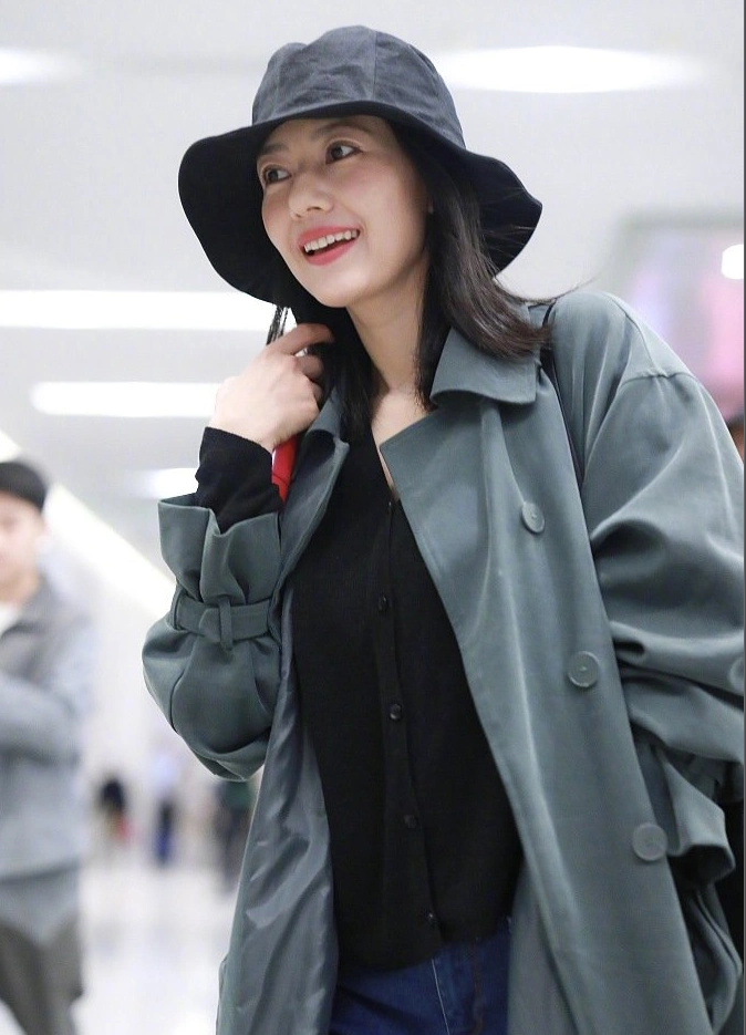 40岁高圆圆机场秀美照,休闲的打扮好显年轻,常练瑜伽身材好