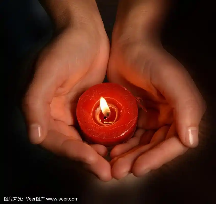 蜡烛点燃在一个手圣诞背景假日红色的夜晚