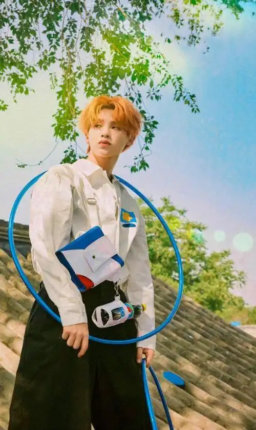 16岁练习生出道黄明昊,成为快本常驻主持人,18岁出专辑销量不错