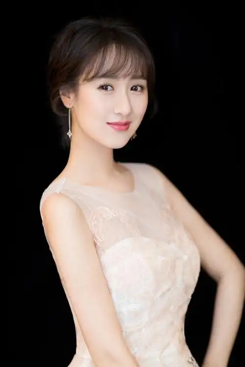 袁冰妍礼服照曝光 白纱长裙温婉可人