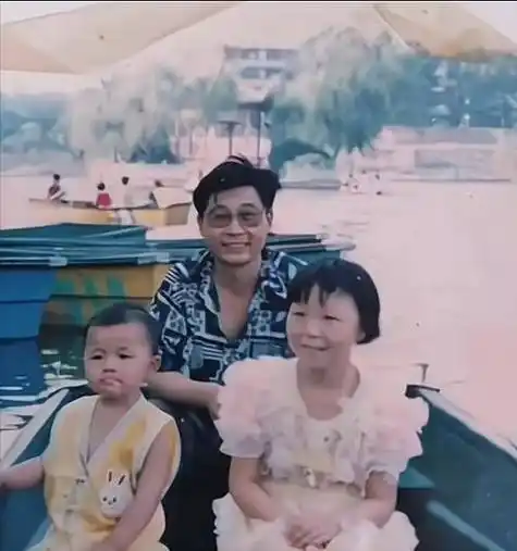 原创郭威邻居爆料威威小时候受了很多罪没人管还要照顾智障姐姐