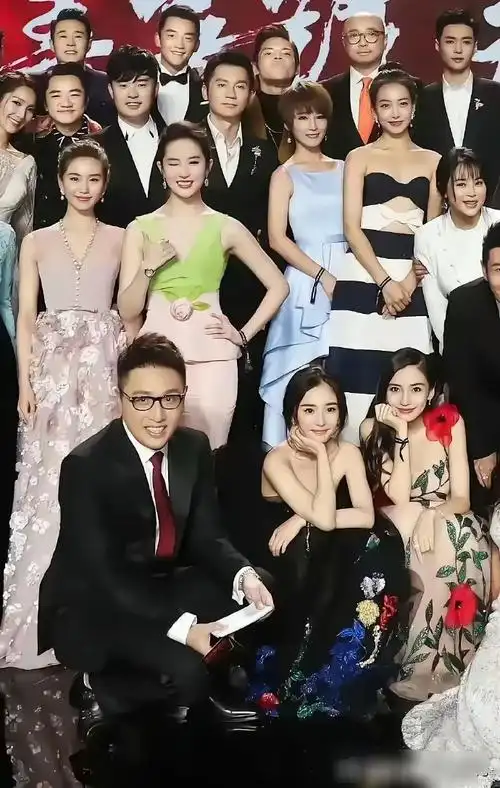 刘亦菲这张合影实在是很成功,调皮可爱,据说这套寿桃礼服是备用的,没