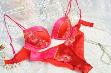刺绣花朵大红色缎面文胸套装 清新小镇 内衣套装 弹力网纱三角裤 色丁