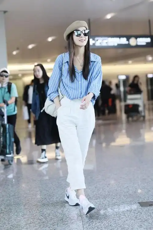 范玮琪街拍:条纹衬衣阔腿裤nike阿甘鞋goyard托特包 亲切爽朗