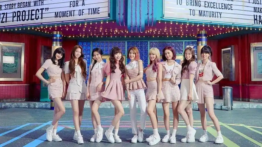 jyp新女团发mv舞蹈版粉色短裙清新有活力全员日籍忙内撞脸lisa