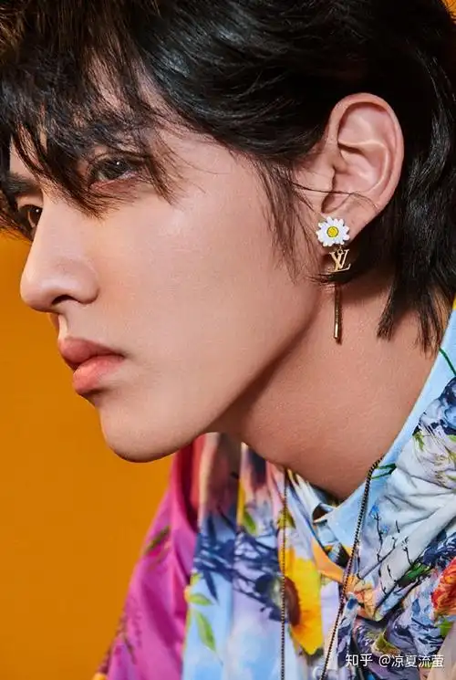 吴亦凡ampkōki爱与诚嘉人封面