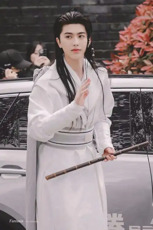 蔡徐坤壁纸:侧颜立体精致身姿帅气挺拔,白衣古装的翩翩公子!