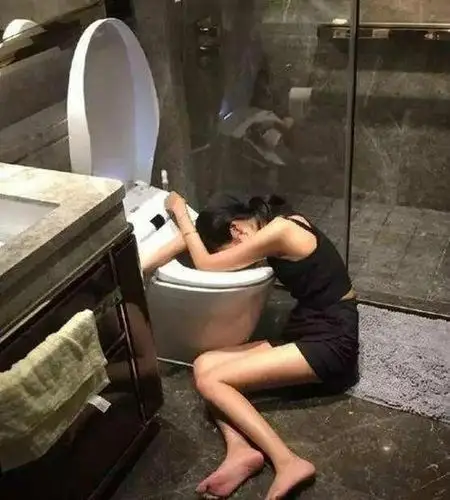 女生喝醉抱马桶吐