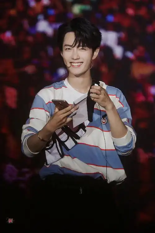 小赞超经典的一套look肆意挥洒汗水绽放笑容的舞台战真的太帅了肖战