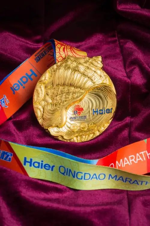 青岛马拉松奖牌,选手服,赛道亮相,充满"活力海洋之都"元素_腾讯新闻