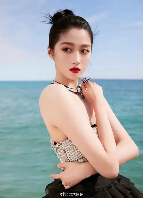 关晓彤戛纳红毯黑色闪钻礼服造型真的好美啊!__财经头条