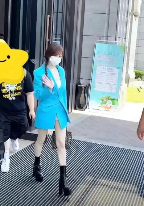 王心凌下班被偶遇 穿西装搭配马丁靴阳光下白到发光