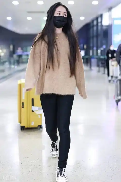 郭碧婷穿驼色圆领毛衣搭配黑色紧身裤,脚踩毛边帆布鞋清新甜美_毛衣