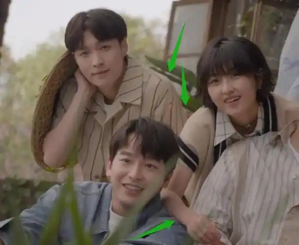 《向往5》定档全家福,张艺兴站张子枫身后,他的动作显绅士人品