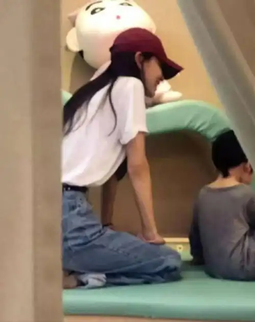 angelababy出席金像奖红毯,一袭白裙秀苗条身姿,自爆儿子怕自己|杨颖