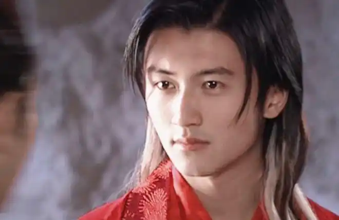 谢霆锋光膀子镜头又a又蛊全网都在馋他的身子巧克力腹肌太绝