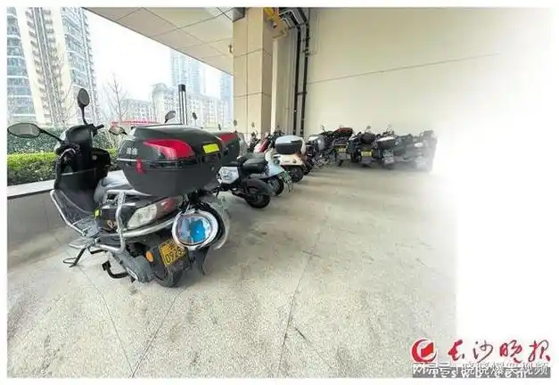 一栋超高层住宅楼架空层处停放了多辆电动自行车