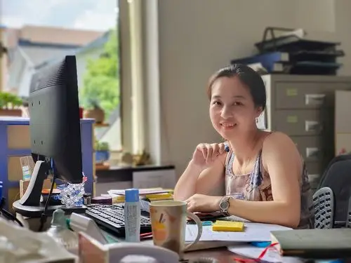 照片是在办公室的工作照!