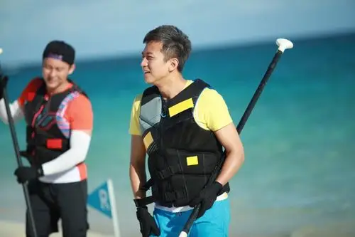 邓超《跑男》草裙热舞 沙滩半裸秀好身材