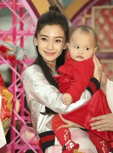 看林心如和杨颖抱娃姿势你就知道哪位宝宝更幸福