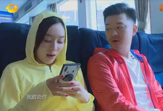 袁姗姗张戈两人独自外出旅游听到他对袁姗姗爸的称呼网友炸锅