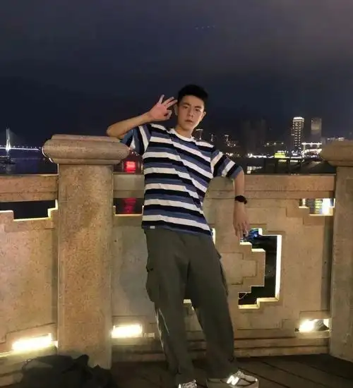 重庆涪陵五中17岁的高三男生因长太帅火了