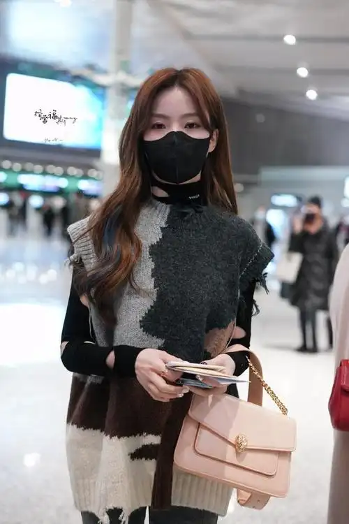 陈卓璇最新机场饭拍,叠穿大法增层次感,眉眼弯弯,青春又活力