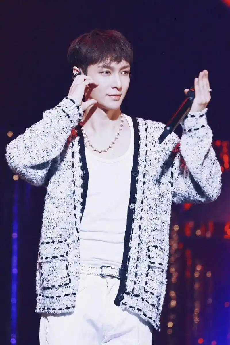 张艺兴粉丝见面会给粉丝飞吻,脸颊比心,头顶比心也太有爱了吧!