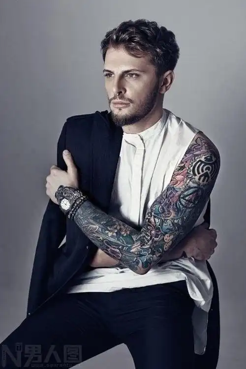 肌肉男:花臂男神图片-小虾米