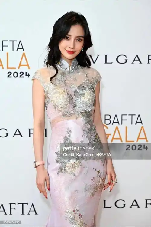 杨颖最新生图!穿国风礼服参加英国晚会,被指讨好天朝