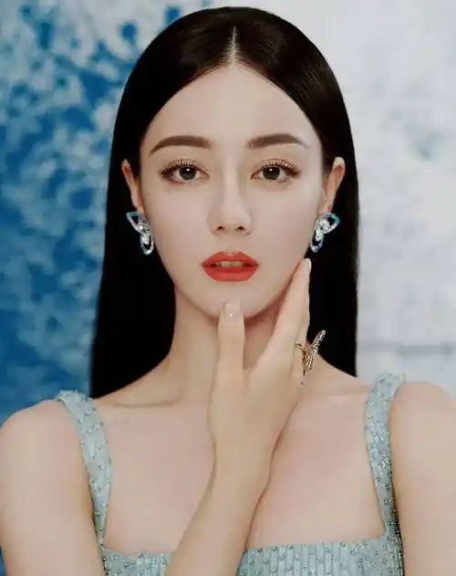 惊!久而没见,迪丽热巴活动现场绝美亮相!